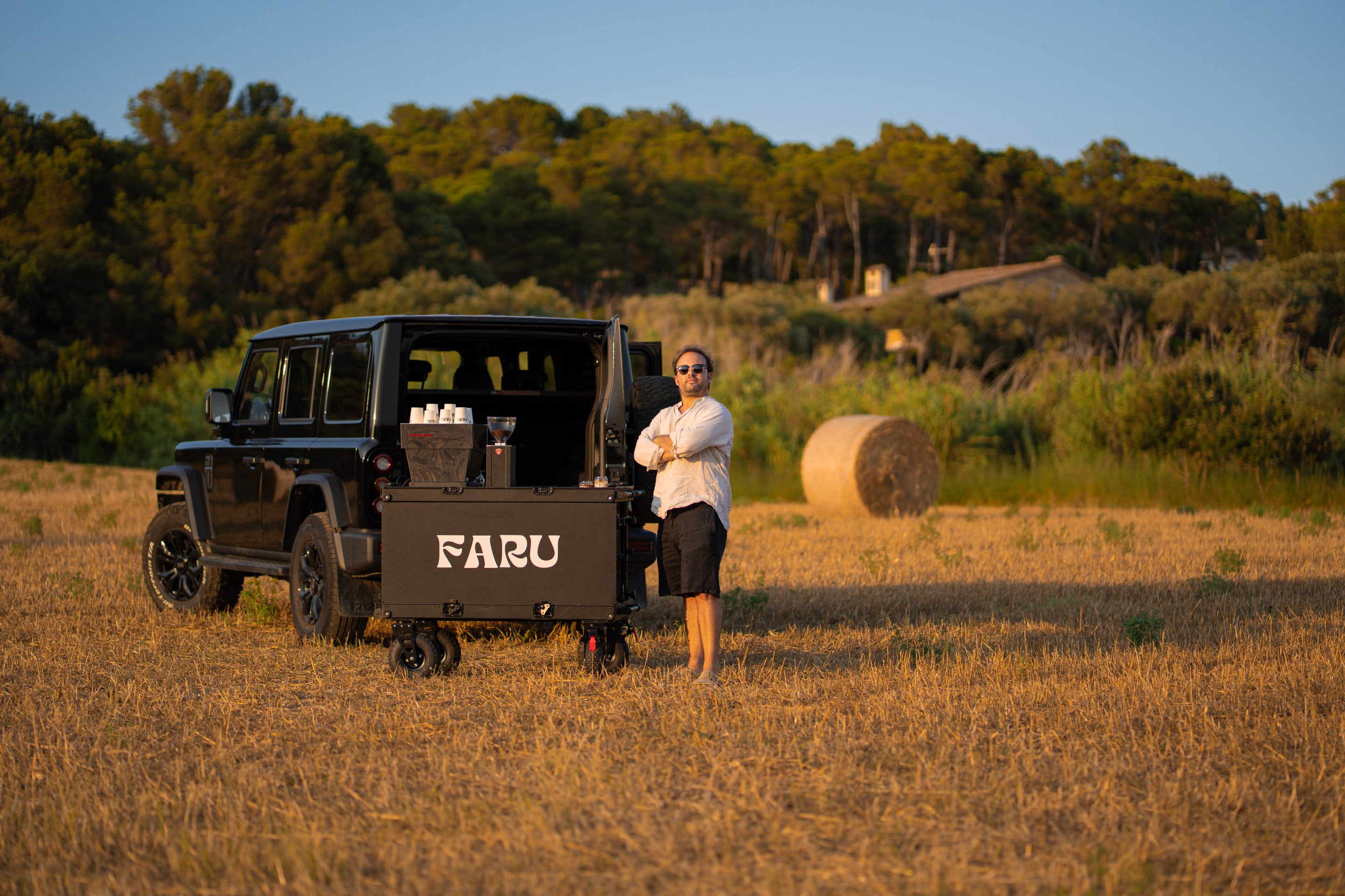 El carret de cafè Faru amb un Land Rover en un camp de la Costa Brava